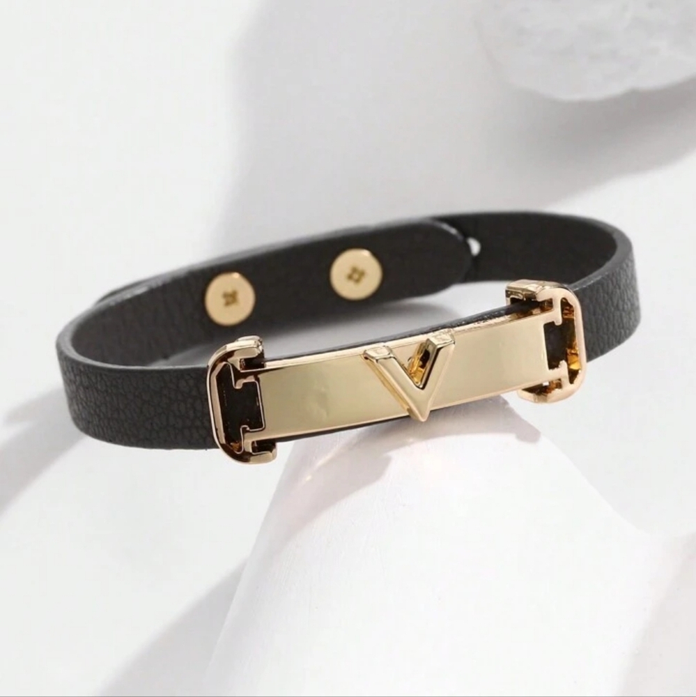 🖤💛NEW🖤💛 CUTE!! BLACK Leather Bracelet w/GOLD V Buckle